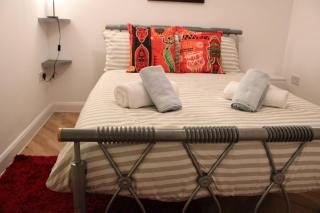 Apartment - Sleeps 2 - Parking - Station Close - 2