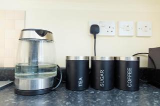 2ndHomeStays-West Bromwich- A Charming 2-Bedroom Maisonette in West-Midlands, Suitable for long Stay Contractors-Families-Group of Friends on Holiday, 10 mins to J1 M5 and 24 mins to Birmingham - 8