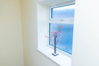 2ndHomeStays-West Bromwich- A Charming 2-Bedroom Maisonette in West-Midlands, Suitable for long Stay Contractors-Families-Group of Friends on Holiday, 10 mins to J1 M5 and 24 mins to Birmingham - 2