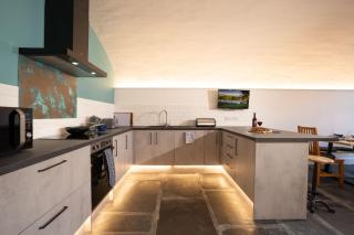 New 2 Bedroom Home at Waterhead Range by LetMeStay - 6