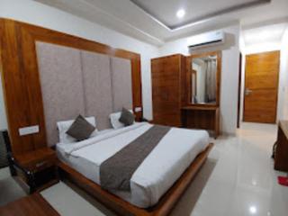 Sunroof Hotel & Banquet, Zirakpur - Zirakpur - 4