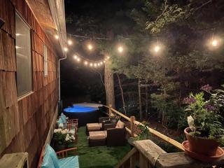 Sea Breeze: Hot Tub, Steps to Beach, Near Vineyards - Baiting Hollow - 0