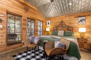 #8 The Cabin at Garrison in Gruene - New Braunfels - 2