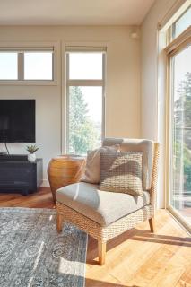 Lakeside Luxe Haven - 7