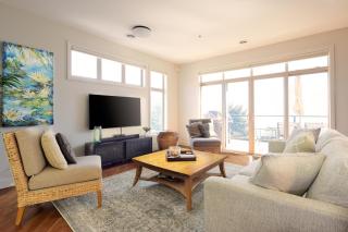 Lakeside Luxe Haven - 9