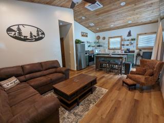 Cozy Cottage 2BD/2BA, 2 Covered Decks, Patio Dinning, Newly Built! - Pinetop-Lakeside - 0