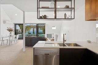 Chester St East - Christchurch Holiday Homes - 7