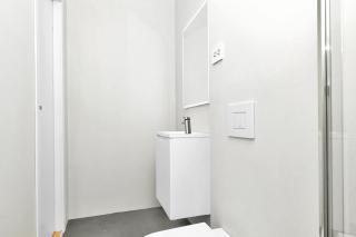 Central Guest House - Bedroom with en suite Bathroom - 8