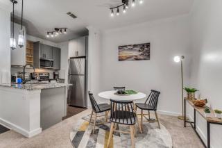 Luxurious 2BR plus Resort Style Pool - Austin - 4