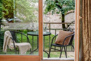 Jacuzzi apartments x Free parking x SELF CHECK-IN 24x7 by H&H - 4