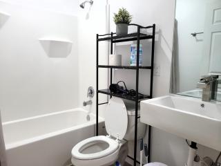 One room in a renovated duplex house near FSU - 3