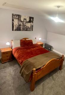 Beanie’s North Swindon DoubleBed - Blunsdon Saint Andrew - 1