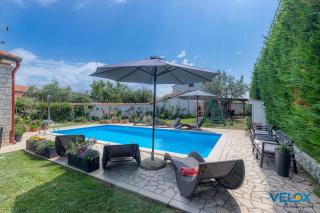 Holiday House with Pool & Grill - 8