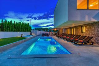 Villa am Meer mit Pool & Kinderpool - Leon's Holiday Homes - Medulin - 1