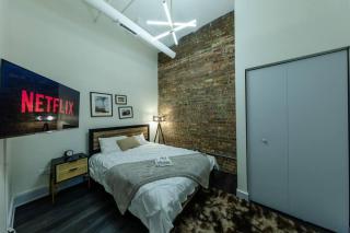 Massive 6BR Luxury Suite Sleeps 12 Guests with Jacuzzi & Pool Table Perfect Group Stay and Optional Parking Near McCormick Place & Soldier Field - 7