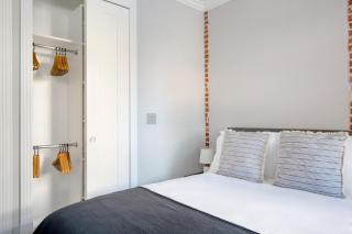 Midtown West 2br w wd Wine Fridge nr 1 Train NYC-909 - New York - 3