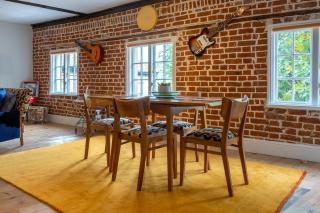 1960s Inspired City Centre Apartment for 4 with Parking - 6