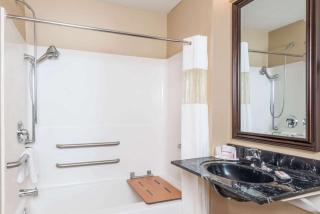 Ramada by Wyndham Strasburg - Shenandoah Valley - 2