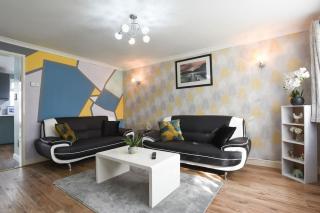 Spacious 4-Bed Family House - 0