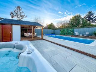 Cabin - Private Hot Tub & Swimming Pool - 9