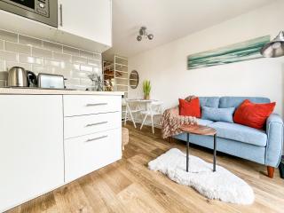 Cabin - Private Hot Tub & Swimming Pool - 3