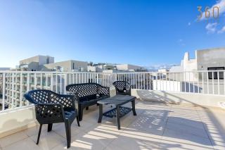 Sunny 2BR Penthouse with Spacious Rooftop Terrace by 360 Estates - San Ġwann - 6