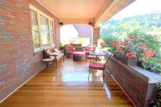 Aunt Bea's Bungalow - Pet Friendly - Hot Tub - Screen Porch - Wifi - Fenced Yard - King Bed - Town - 9