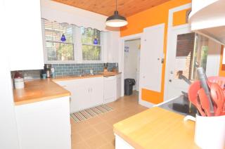 Aunt Bea's Bungalow - Pet Friendly - Hot Tub - Screen Porch - Wifi - Fenced Yard - King Bed - Town - Berkeley Springs - 4