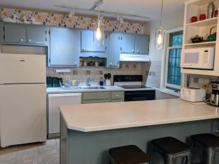 Autumn Wings - Propane Grill, Wifi, Kid Friendly, King Bed, Games, Screen Porch, Pool Access, Hiking - Berkeley Springs - 6