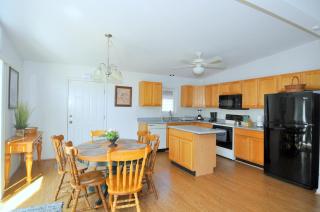 Cacapon Connected - Wifi, Fire Pit, Game Room, King Bed, Deck, Grill, Fireplace, Pet Friendly, Garage for mountain bike storage - Morton Grove - 2