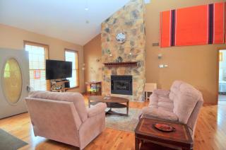 Blue Badger Cottage -Wifi, Fire Pit, Fireplace, Screen Porch, Game Room, King Bed, Grill - Morton Grove - 4