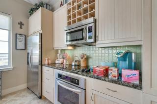 Beachfront Galveston Getaway with Gulf Views! - Galveston - 2