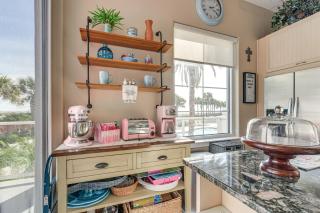 Beachfront Galveston Getaway with Gulf Views! - Galveston - 1