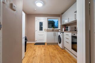 2 BDR Apt By Caledonia Luxe Stays Short Lets & Serviced Accommodation Bishopton - 7
