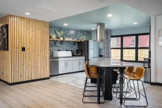 Modern 3 BR home w hot tub movie room dog park - Indianápolis - 7