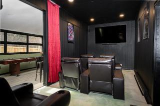 Modern 3 BR home w hot tub movie room dog park - Indianápolis - 2