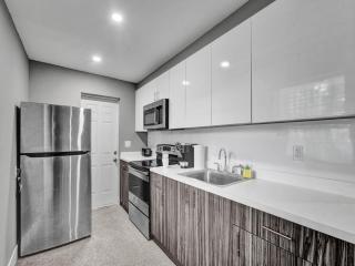 Coastal Charm Cozy 1BR Retreat near Pompano - Pompano Beach - 8