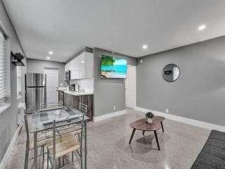 Coastal Charm Cozy 1BR Retreat near Pompano - Pompano Beach - 5
