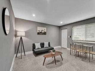 Coastal Charm Cozy 1BR Retreat near Pompano - Pompano Beach - 4