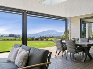 Lake Taupō Luxury Home plus Hideaway Apartment - Taupo - 9