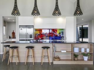 Lake Taupō Luxury Home plus Hideaway Apartment - Taupo - 4
