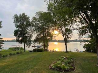 Lake Cabin; Renovated, Flat Lot, Dock, Sandy Beach, Many Games and Lake Toys! - Annandale - 3