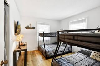 Lake Cabin; Renovated, Flat Lot, Dock, Sandy Beach, Many Games and Lake Toys! - Annandale - 2