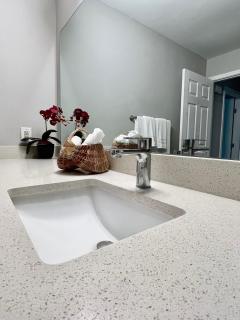 Modern 2 bedroom house w/backyard @La Cantera - San Antonio - 1