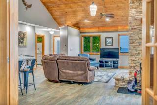 Majestic View Sleeps 10 Hot Tub - De Soto - 3