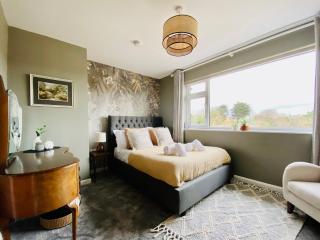 Lux Central Whitby Near Pannett Park/Cinder Trail - Whitby - 4
