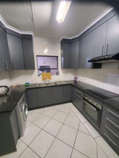 4 Bedroomed, Townhouse - Joanesburgo - 0