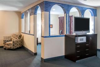Country Inn & Suites by Radisson, Battle Creek, MI - 3