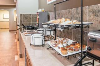 Country Inn & Suites by Radisson, Battle Creek, MI - 2