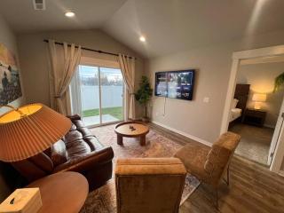 Modern Style KING bed Free Wi-Fi with Garage - Spokane Valley - 5